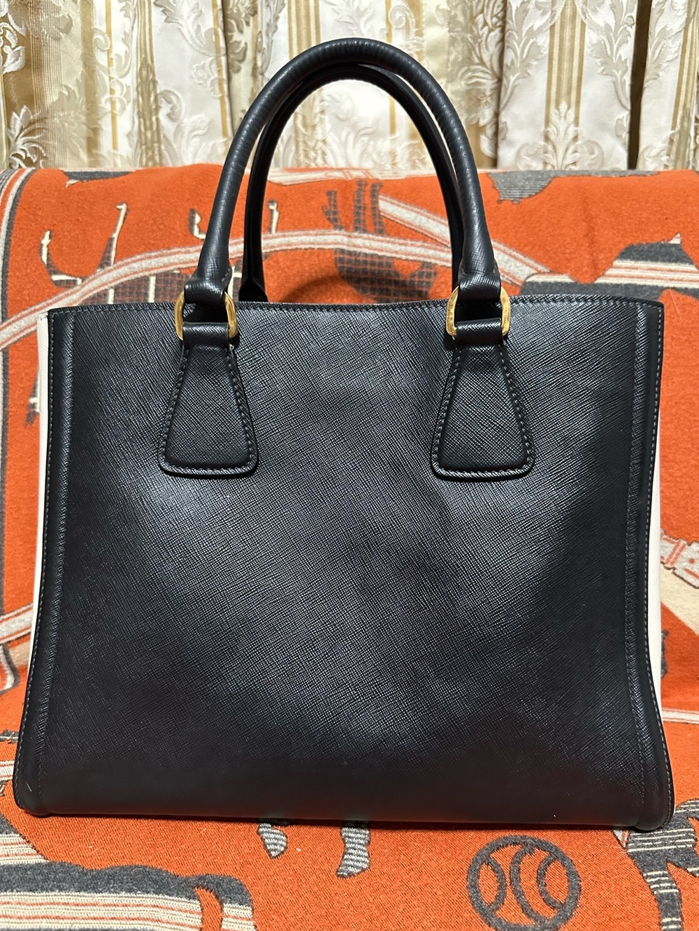 PRADA ❤️🌟BLACK SAFFIANO LUX LEATHER TOTE W/ WHITE SIDE PANELS ⭐️ - Picture 4 of 10